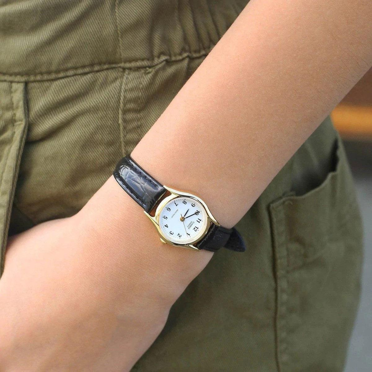 Дамски ръчен часовник с кварцов механизъм - корпус от Стомана - Естествена кожа - цвят Бял Черен