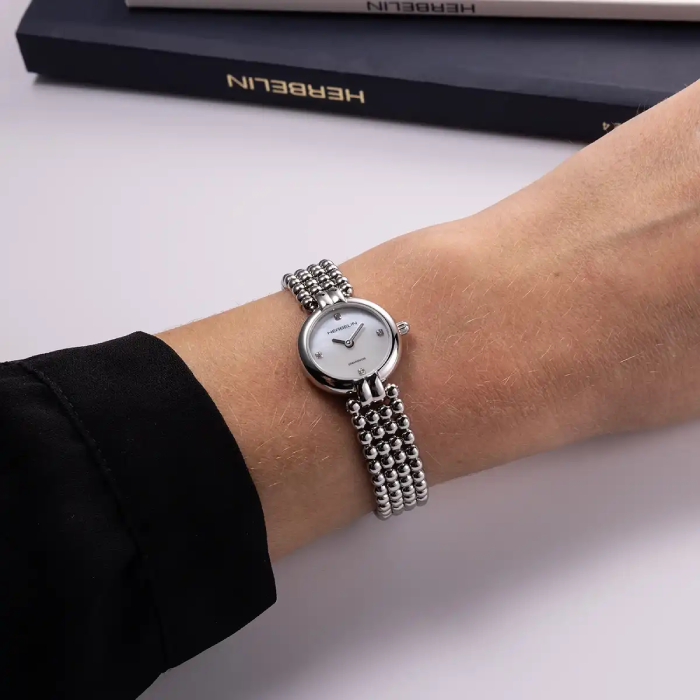 Дамски ръчен часовник с кварцов механизъм - корпус от Стомана - Стоманена верижка - цвят Седеф Бял