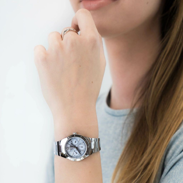 Дамски ръчен часовник с кварцов механизъм - корпус от Стомана - Стоманена верижка - цвят Син Червен