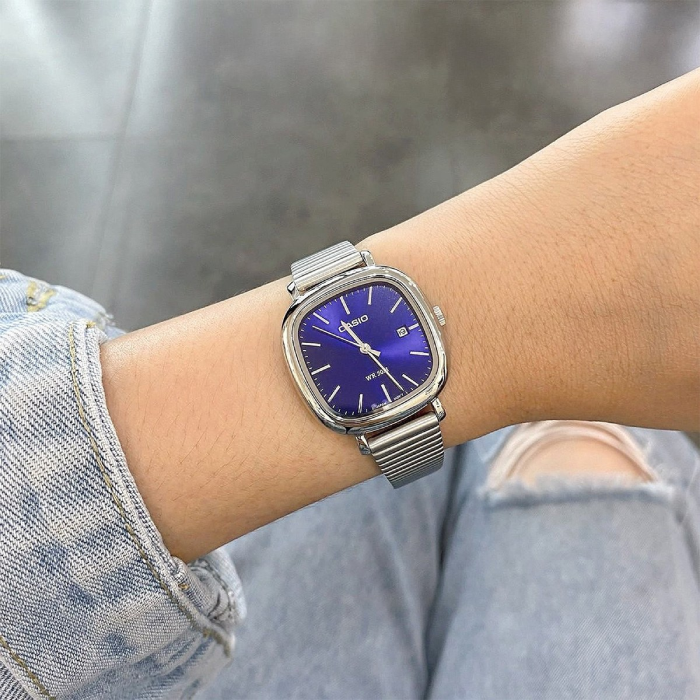 Дамски ръчен часовник с кварцов механизъм - корпус от Стомана - Стоманена верижка - цвят Син