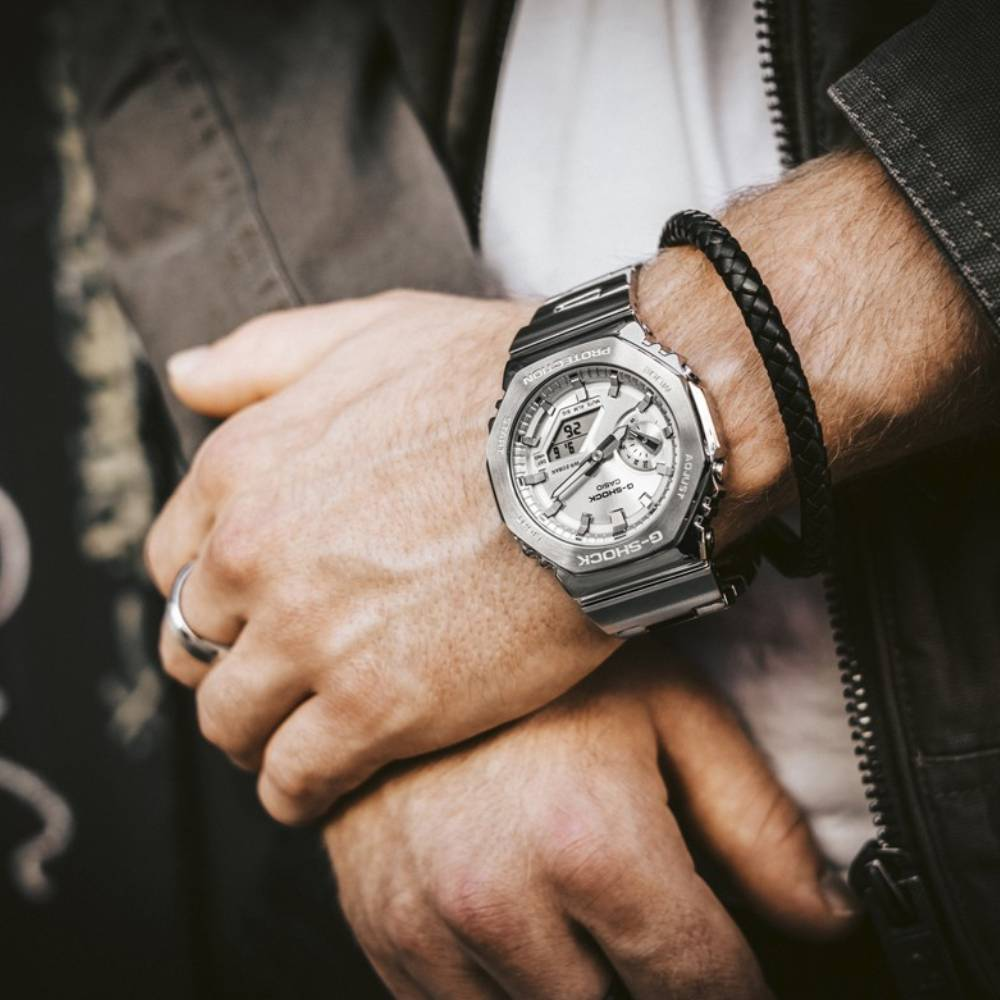 Casio GM-2110D-7AER G-Shock - Унисекс ръчен часовник с кварцов механизъм - корпус от Стомана - Стоманена верижка - цвят Сребрист