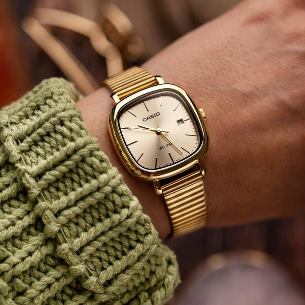 Дамски ръчен часовник с кварцов механизъм - корпус от Стомана - Стоманена верижка - цвят Златист